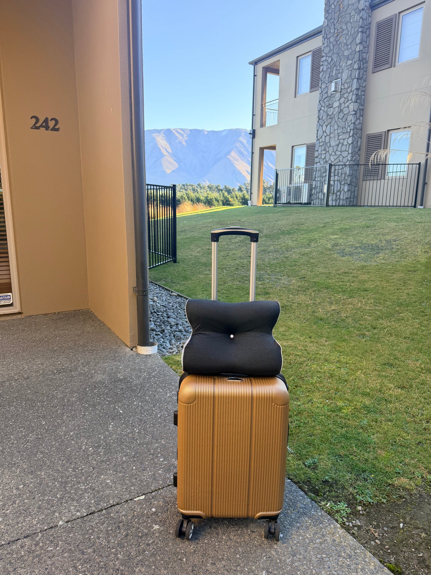 Orthopaedic travel pillow
